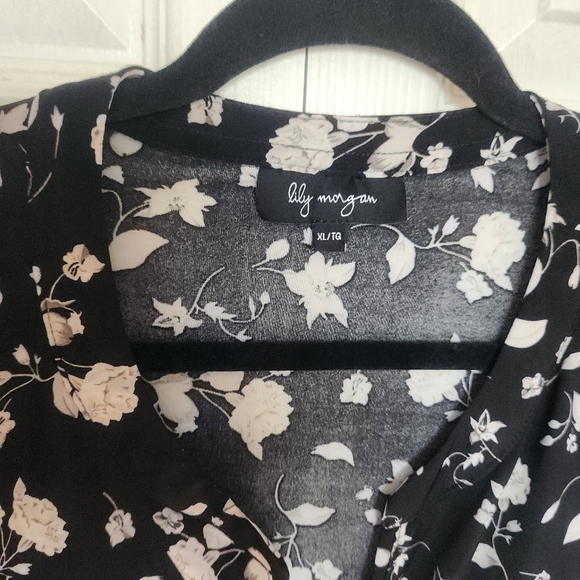 Lily Morgan Stretchy Floral  Short Sleeve Blouse Size XL - Picture 4 of 9